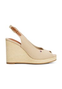 Beige kile sandaler med overdel i lerret og åpen tå-design. Korkteksturert kilehel og justerbar stropp med gullspenne. Brodert logo detaljer.