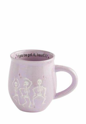 Helllila Keramikbecher mit tanzenden Skeletten an der Seite und dem Satz "if you've got it, haunt it" am inneren Rand gedruckt.
