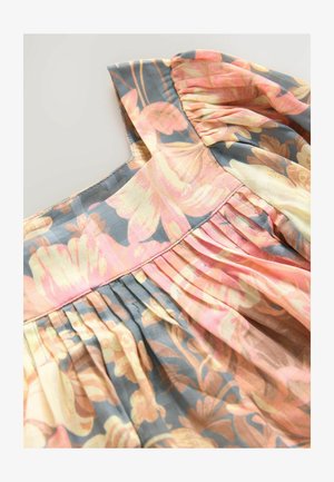 Bloemige jurk met een blauw-grijze achtergrond, met roze en gele bloemen. Verzamelde halslijn, geplooid detail en een gladde stofstructuur.