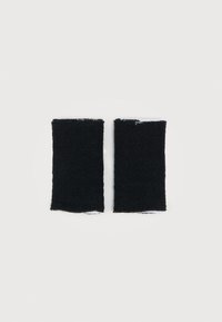 Par de muñequeras de rizo negras extendidas sobre un fondo blanco, mostrando su textura suave y absorbente.