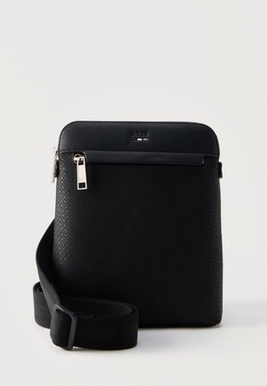 Borsa a tracolla nera con texture, tracolla regolabile, tasca frontale con zip e logo in rilievo vicino alla cerniera superiore.