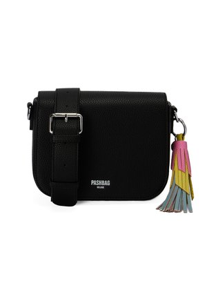 Borsa a tracolla in pelle nera testurizzata con ampia tracolla regolabile, fibbia argentata e ciondolo con nappina multicolore appeso di lato.