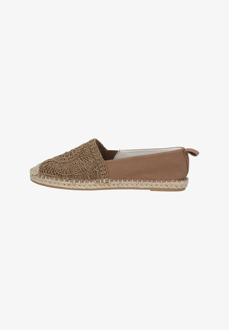 Hnědá textilní slip-on obuv s texturovaným tkaným svrškem, dekorativním prošíváním a jutovými detaily na ploché podrážce. Ozdobena malým patním poutkem.