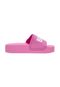 Sandale slide rose avec semelle épaisse et large bride présentant un texte blanc en relief "BUFFALO" et le nom de la marque embossé sur les bords.