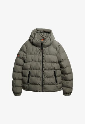 Giacca a vento in verde oliva con cappuccio, chiusura con zip e due tasche laterali. Presenta una texture trapuntata con polsini elasticizzati.