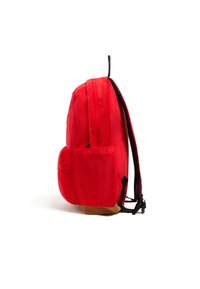 Sac à dos en velours côtelé rouge avec une forme arrondie, des bretelles noires, un fond marron et des poches latérales. Tissu texturé avec des couleurs contrastantes.