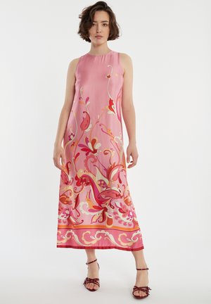 Ärmelloses rosa Maxikleid mit floralen und abstrakten Mustern in Orange, Rot und Creme. Glatte Satinstoffqualität mit geradem Schnitt.