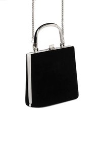 Czarna torebka z aksamitnego materiału z metalową ramką w kolorze srebrnym i łańcuszkowym paskiem. Posiada usztywniony kształt oraz zapięcie na klamrę dla zapewnienia bezpieczeństwa.