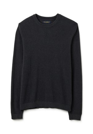 Maglione grigio scuro a maglia con scollo rotondo, maniche lunghe e polsini e orlo a coste, caratterizzato da una superficie testurizzata e un'etichetta sul collo.