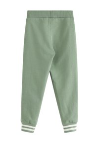 Zielone spodnie dresowe o miękkiej fakturze, z elastycznym pasem i białymi paskami przy mankietach. Prosty krój nogawek bez kieszeni.