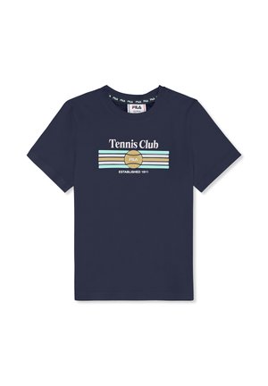 Camiseta de manga corta azul marino con texto "Tennis Club", un gráfico de una pelota de tenis y rayas horizontales en beige y azul claro.