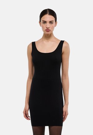 Robe noire sans manches avec un décolleté rond et une silhouette ajustée, réalisée en tissu lisse et extensible. Design minimaliste sans motifs.