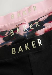 Tři páry legín s elastickým pasem v černé, růžové a vícerozměrné vzoru, všechny s kovově zlatým textem "BAKER."
