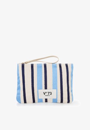 Petite pochette rectangulaire pour poignet avec des rayures verticales bleues, marine et blanches et une sangle beige, étiquetée "V° 73 Venezia" à l'avant.