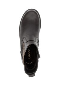 Botín de cuero negro hasta el tobillo con paneles elásticos laterales, inserto decorativo texturizado, punta redondeada y un tacón bajo. Acolchado interior con la etiqueta de la marca visible.