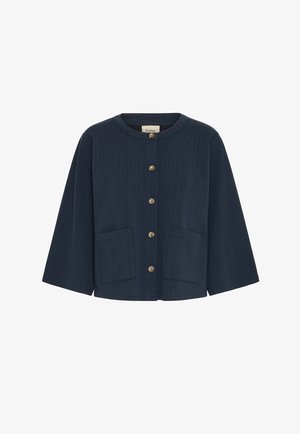 Tumedat tekstiili jope, ümmarguse kaelusega, esise nupuvajutusega ja kahe plaastritega taskuga. Omab kolmeveerand pikkuses varrukaid.