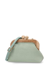 Bolso trenzado verde con un cierre de madera, forma redondeada y una correa en color menta. Presenta dos bolas de madera como acentos de cierre.