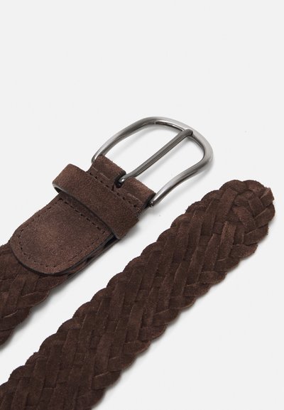 Brauner geflochtener Wildledergürtel mit passendem Riemen und einer Metallnadel mit polierter Oberfläche. Akzentuiert mit einer genähten Leder-Schlaufe.