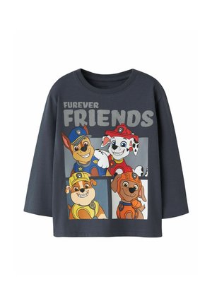 Chemise bleu foncé à manches longues avec quatre chiots dessinés en uniforme et le texte "Furever Friends" sur le devant.
