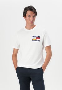 Tommy Hilfiger COLOUR FLAG TEE - Majica kratkih rukava s printom - white
