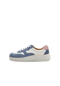 Sneaker con upper in suede blu e pelle bianca, accentuazione rosa sul tallone, suola spessa bianca con motivo testurizzato e lacci bianchi.