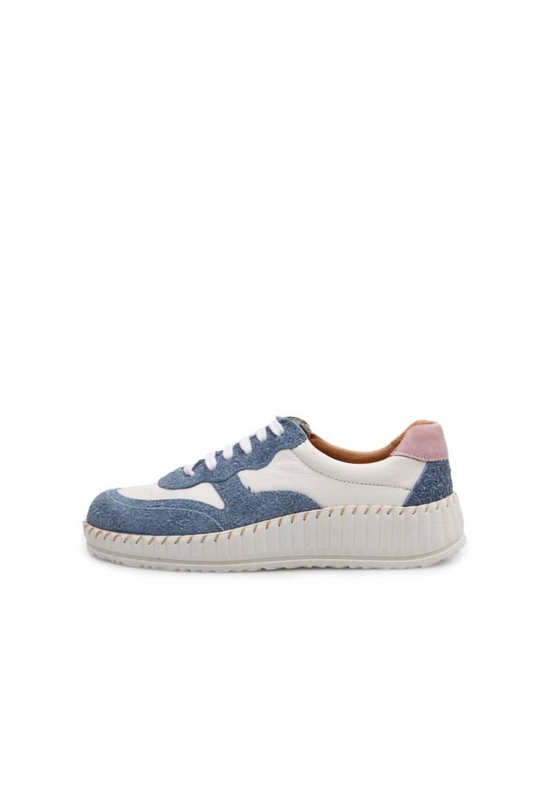 Sneaker con upper in suede blu e pelle bianca, accentuazione rosa sul tallone, suola spessa bianca con motivo testurizzato e lacci bianchi.
