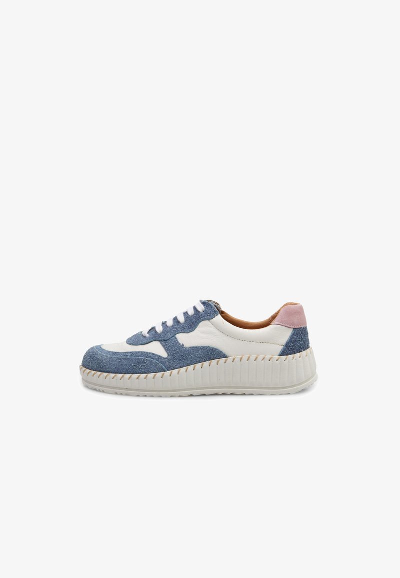 Tenisice s gornjim dijelom od plave antilop kože i bijele kože, ružičasti detalj na peti, debele bijele potplate s teksturiranim uzorkom i bijelim vezicama.