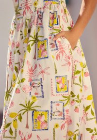 Next TALL FIT - Maksimekko - white postcard print