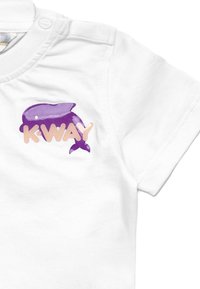 T-shirt in cotone bianco con un design di un delfino viola e la parola "KWAY" in pesca sotto. Maniche corte e scollo rotondo.