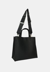 Zwarte leren tas met textuurafwerking, dubbele handvatten en verwijderbare schouderriem met reliëflogo, rechthoekige vorm en minimalistisch design.