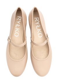 Beige kožené Mary Jane boty s kulatou špičkou, nastavitelným páskem, polstrovanou stélkou a hladkým povrchem. Logo viditelné na stélce.