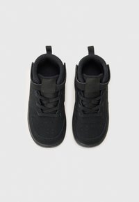 Svarte sneakers med teksturert lær og mesh-overdel, snøring, polstret krage og perforert tåboks for ventilasjon.