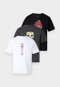 Tričko: biele s grafickým návrhom horiacej konzervy, šedé s grafikou lebky a čierne s postavou v červenej čiapke.