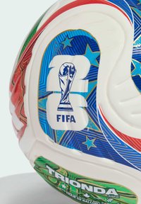 Mali nogometna lopta s bijelom podlogom, crvenim i zelenim akcentima te plavim dizajnom. Sadrži FIFA emblem i stilizirane uzorke zvijezda.