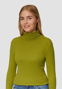 Grüner Rollkragenpullover aus weichem Stoff, mit langen Ärmeln und einer figurbetonten Silhouette. Glatte Textur mit einem hohen Kragen-Design.