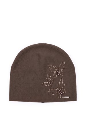 Braune gestrickte Mütze, verziert mit drei perlenbesetzten Schmetterlingsmotiven an der Seite und einem kleinen Metallmarkenetikett nahe dem Rand.