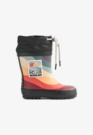 Botte en caoutchouc colorée avec des rayures horizontales dans des teintes de rouge, d'orange, de crème et de teal. Partie supérieure noire avec cordon de serrage et un graphisme de montagne.