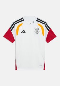 Biała koszulka piłkarska z czerwono-czarnymi krótkimi rękawami, z trzema czarnymi paskami na ramionach, logo drużyny i etykietą "ClimaCool".