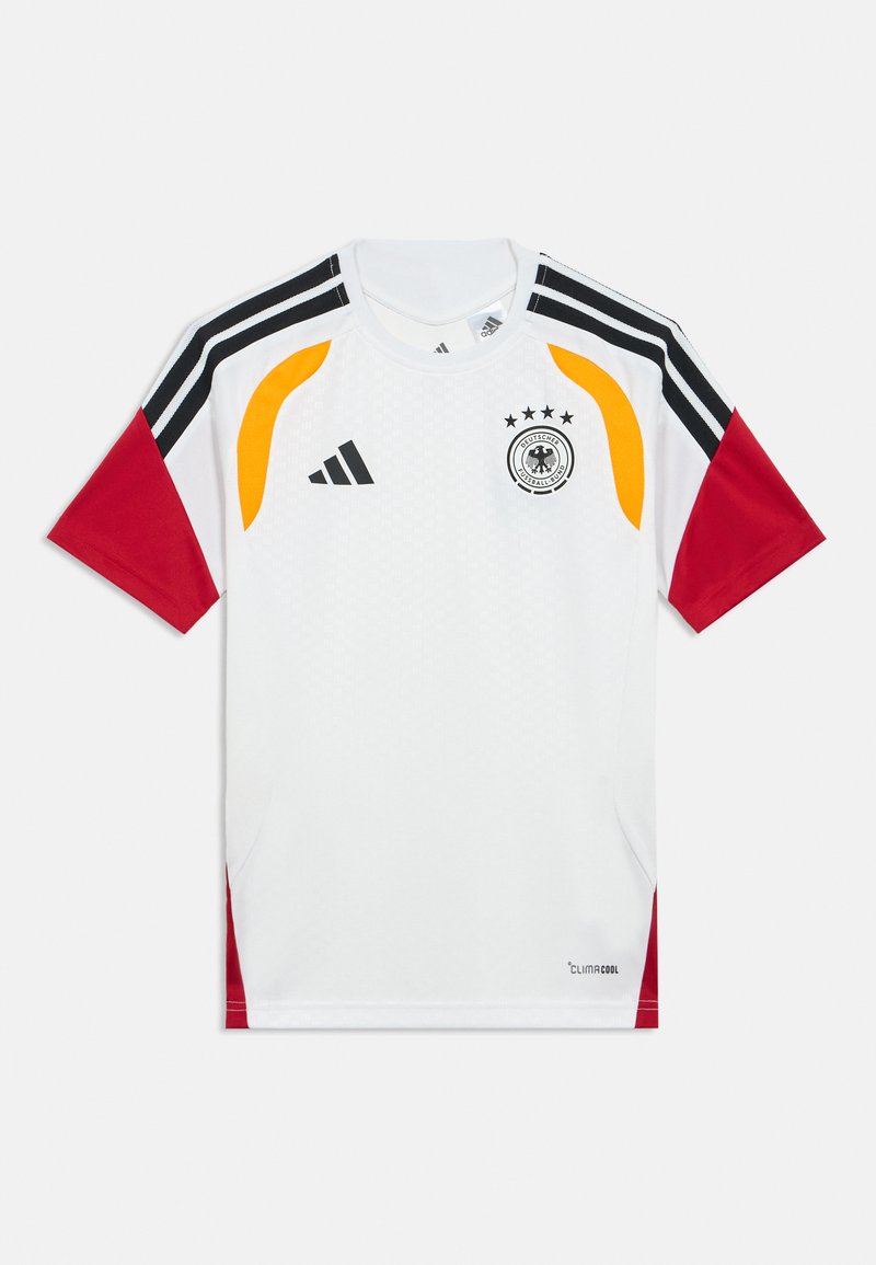 Baltas futbolo marškinėlis su raudonomis ir juodomis trumpomis rankovėmis, ant pečių yra trys juodos juostelės, komandų logotipas ir „ClimaCool“ ženklas.