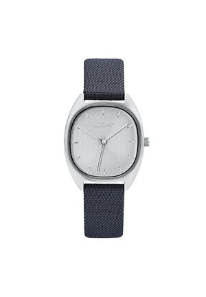 Silbernes, ovales Zifferblatt mit strukturiertem silbernen Ziffernblatt und minimalistischen Stundenmarkierungen, begleitet von einem dunkelblauen Stoffarmband.