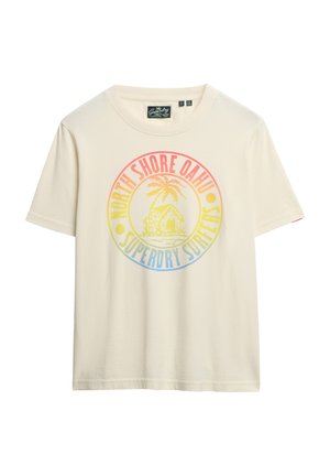 Crème kleurige t-shirt met korte mouwen, voorzien van een cirkelvormige grafische afbeelding met de tekst "North Shore Oahu Superdry Surfers" in verloopkleuren en een palmboomontwerp.