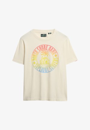 Kremowa koszulka z krótkim rękawem z okrągłą grafiką z napisem "North Shore Oahu Superdry Surfers" w gradientowych kolorach oraz motywem palm.