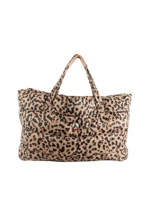 Bolso tote con estampado de leopardo y textura acolchada, en colores marrón claro y negro, con dos asas resistentes y un logotipo circular en el frente.