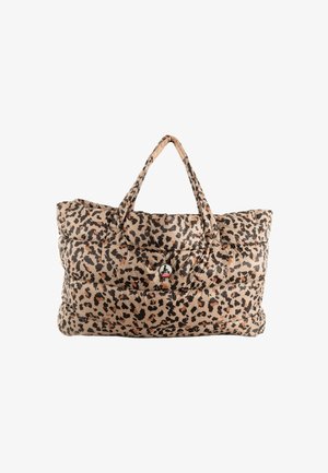 Shopper met luipaardprint en een gevoerde textuur, in beige en zwart, met twee stevige handvatten en een rond logo aan de voorkant.