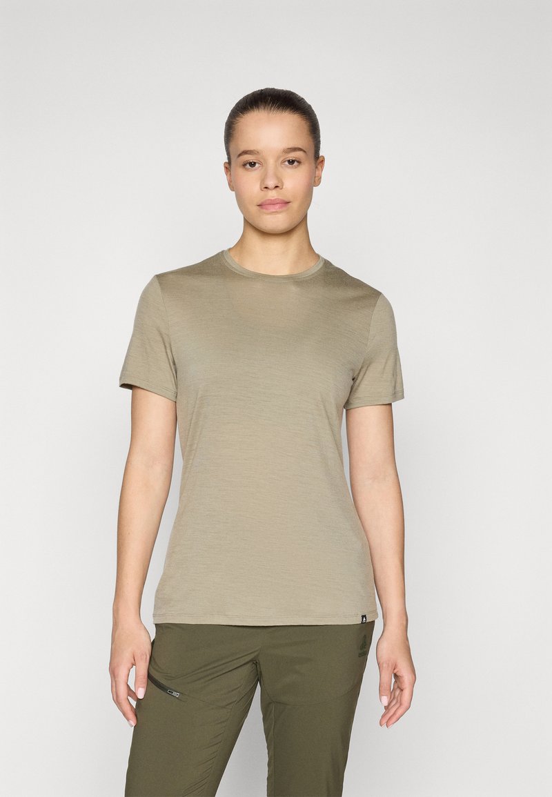 Camiseta de manga corta de tela ligera, con cuello redondo y forma ajustada, combinada con pantalones cargo verdes.