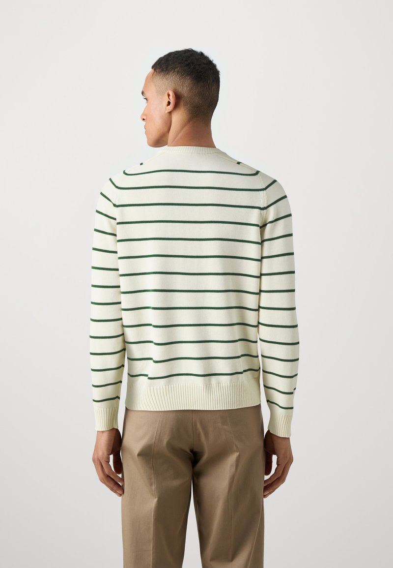 Suéter crema con rayas horizontales verdes, puños y dobladillo de canalé, escote redondo y dos botones decorativos en la parte posterior.