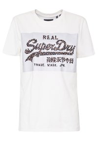 Bílý bavlněný tričko s šedým obdélníkovým panelem a tygřím potiskem loga "SuperDry" a textem pod ním ve tmavě a světlé šedé.