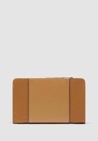 Tan portemonnee met een gladde textuur, voorzien van drie compartimenten en een zijklep. Minimalistisch ontwerp met gestikte randen en strakke lijnen.