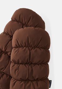 Luvas isoladas castanhas com um design acolchoado, apresentando um tecido macio, seções fofas e uma etiqueta de logotipo ao lado. Acabamento texturizado.