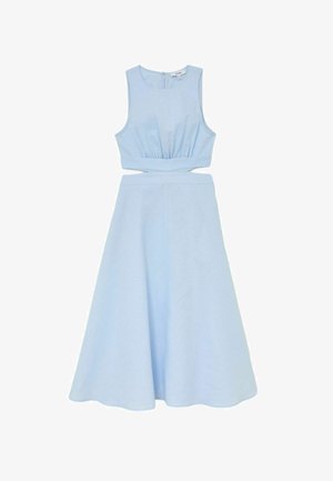 Nahaufnahme einer Person, die ein hellblaues ärmelloses Outfit mit Ausschnittdetails an der Taille trägt und einen dunklen Hautton an Arm und Seite zeigt.
